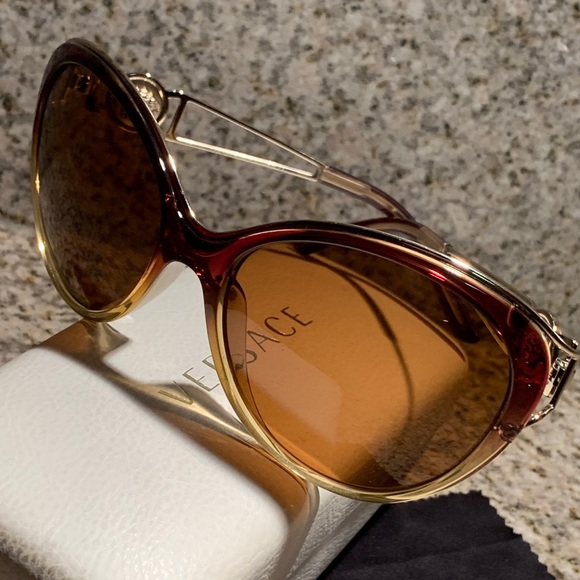 VERSACE?JACKIE-O SUNGLASSES IN YELLOW GOLD TONE? main image 14